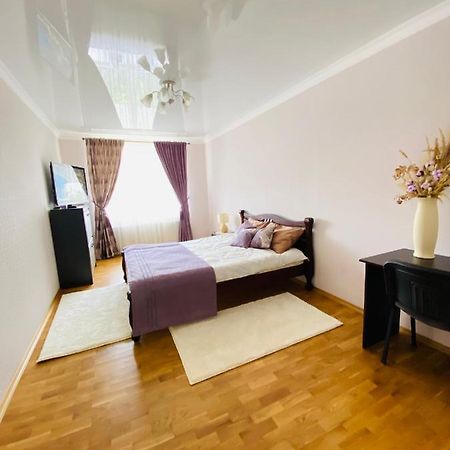 Центр. Поруч Парк Та Став Lejlighed Ternopil Eksteriør billede